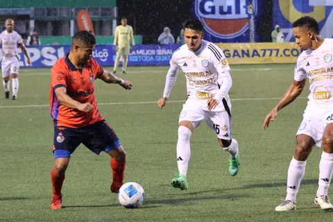Inesperado: Comunicaciones y Municipal arriesgan con recibir un fuerte castigo por parte de la Liga Nacional