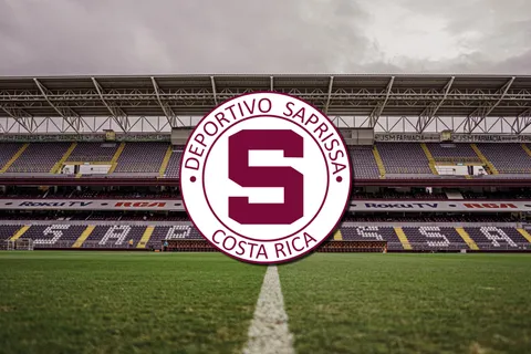 Futbolista de Saprissa sufre una dura lesión.