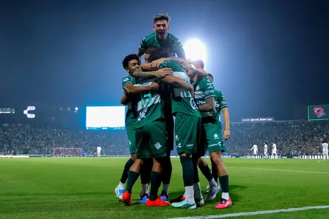 Un integrante del cuerpo técnico de Pumas lanzó una botella y desató un altercado ante Santos