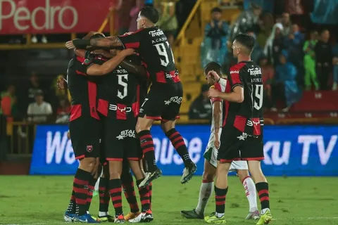 Alajuelense se aprovecha de la crisis de Saprissa y le propina otro fuerte golpe