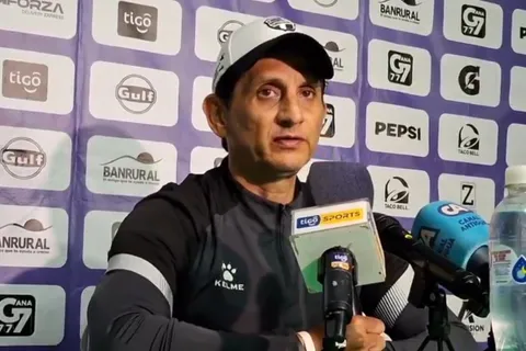 Ronald González sorprende al confirmar la fecha de su salida de Comunicaciones