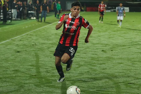 Leonardo Menjívar debutó con Liga Deportiva Alajuelense (VIDEO)