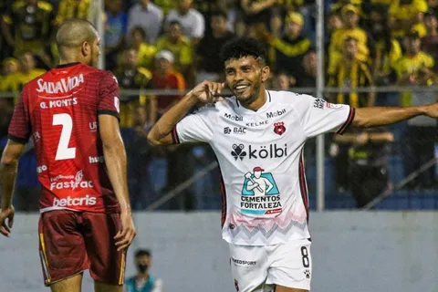 Alajuelense goleó al Real España y pone pie y medio en la final de Liga Concacaf