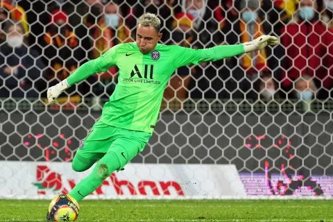 Keylor Navas la gran figura en el empate del PSG ante Lyon [VIDEO]