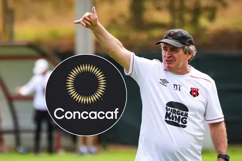 logo de concacaf-machillo ramirez-entrenamiento de alajuelense