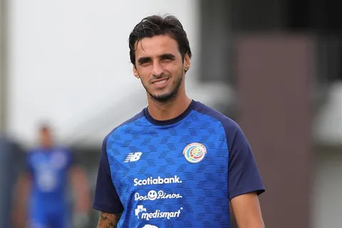 ¡Una completa belleza! Conozca la camiseta para la despedida del capi Bryan Ruiz