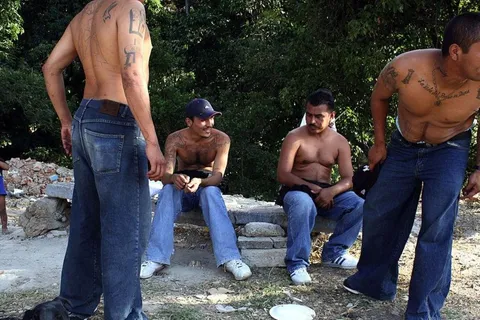 Maras amenazan con violencia física a salvadoreños para que cumplan la cuarentena