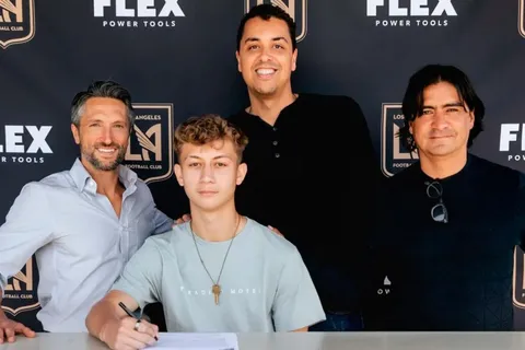 Nathan Ordaz firma contrato profesional con Los Angeles FC