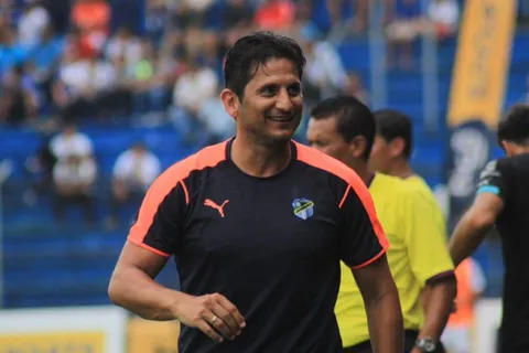 Sin vueltas: Ronald González toma una importante decisión para revertir el fracaso de Comunicaciones