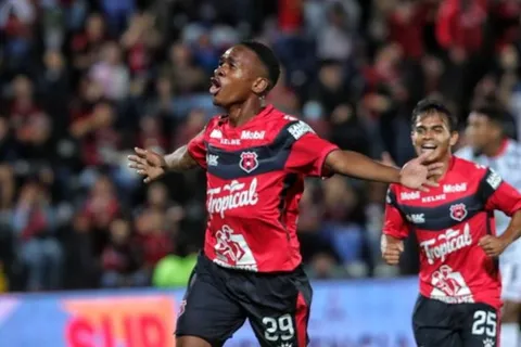 Bryan Félix, la joya hondureña que brilla en Alajuelense pero que quedaría rezagada