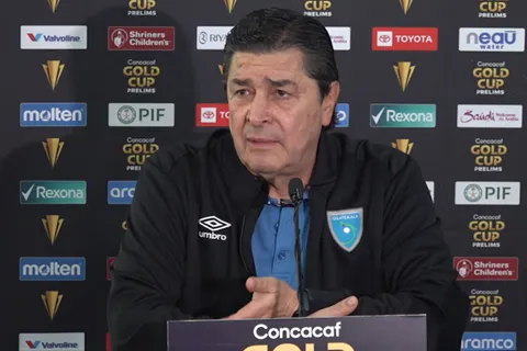 Luis Fernando Tena en conferencia de prensa.