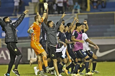 Kevin Moscoso realizó una atajada espectacular ante Alianza en Liga Concacaf [VIDEO]