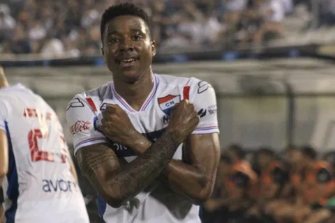 Clarke debutó en Paraguay con un gol increíble