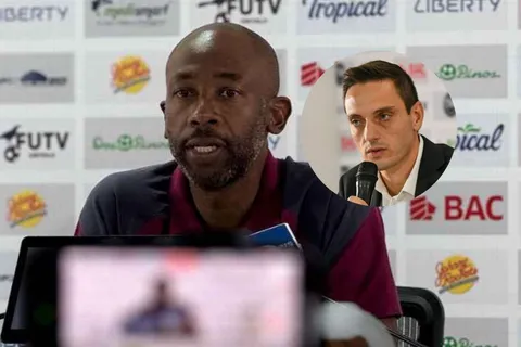 Paulo Wanchope y Sergio Gila en conferencia de prensa.