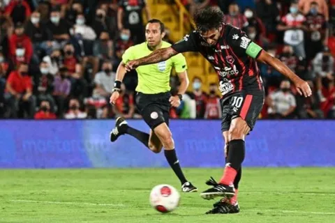 Bryan Ruiz vuelve a marcar un doblete casi 18 años después