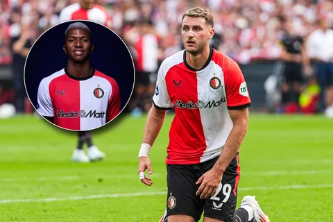 Santiago Giménez se ve amenazado por Jeyland Mitchell en el Feyenoord