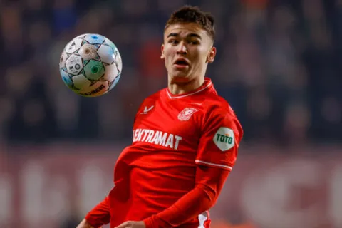 VIDEO | Manfred Ugalde marca en remontada del Twente contra Excelsior