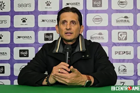 Ronald González provoca el enojo de los aficionados de Comunicaciones
