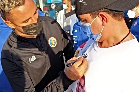 Keylor Navas le cumplió el sueño a un aficionado en Honduras [VIDEO]