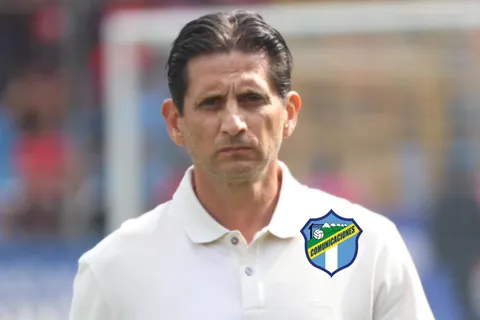 Ronald González en Comunicaciones.