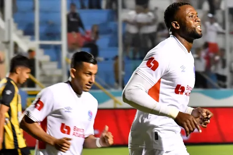 Olimpia aplastó a Real España en el Clásico
