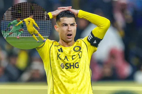 No solo es con con Karim Benzema: Orlando Mosquera ahora fue la pesadilla de Cristiano Ronaldo en Arabia Saudita