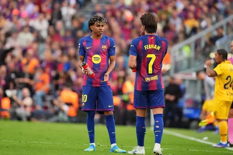 Barcelona puede superar el récord de nueve triunfos iniciales del Real Madrid si vence en el Clásico