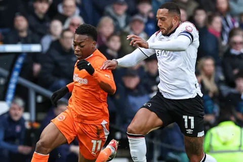 Nathaniel Méndez-Laing fue capitán en la victoria de Derby County por la League One de Inglaterra