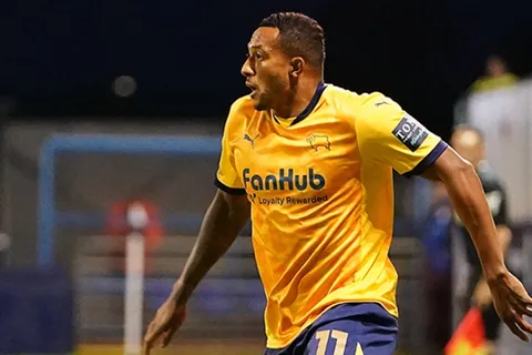 Nathaniel Mendez-Laing hace en Derby County lo que no pudo en la Selección de Guatemala