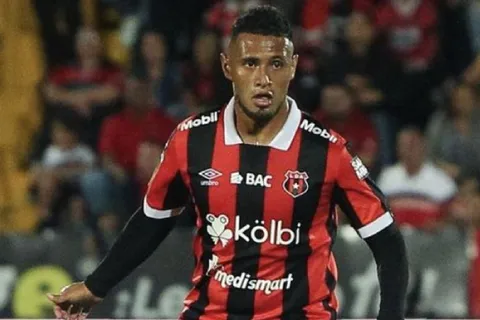 Alex López es duda para Alajuelense tras lesionarse en la ida de la final de la Copa Centroamericana