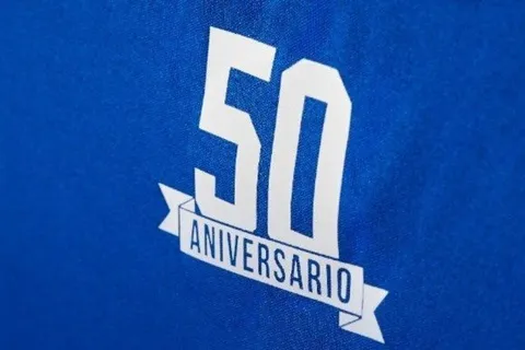 El Salvador lanza una camisa retro de la selección de 1970