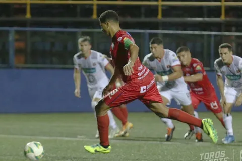 Álvaro Saborío evita el triunfo de Alajuelense