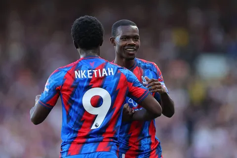 Liverpool sigue a Tyrick Mitchell como posible opción para llegar gratis en 2027