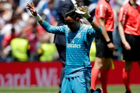 De rodillas sobre el campo, Keylor dijo adiós al Santiago Bernabéu