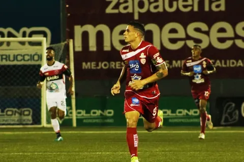 El cubano Luis Paradela fue un completo dolor de cabeza para Alajuelense