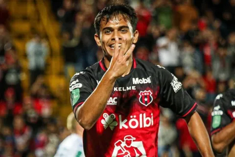 Aarón Suárez inició el año motivado, encendido y en la cima del goleo costarricense