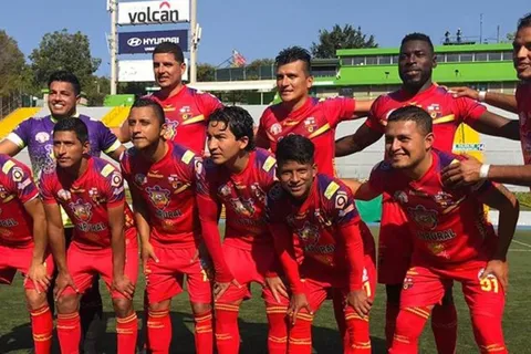 Dos futbolistas de la liga de Guatemala venden pizzas para sobrevivir