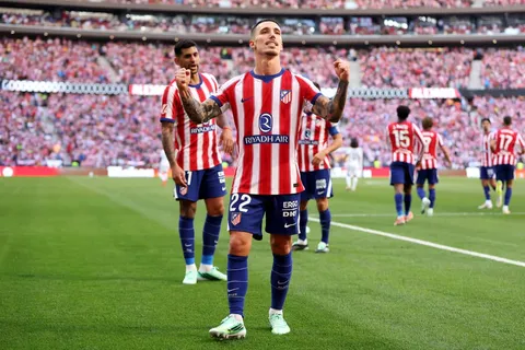 Álex Grimaldo celebra un gol con el Atlético de Madrid