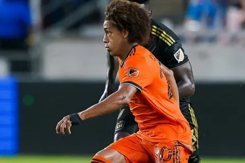 Adalberto Carrasquilla jugó un partidazo ante el LAFC de Bale y Chiellini [VIDEO]