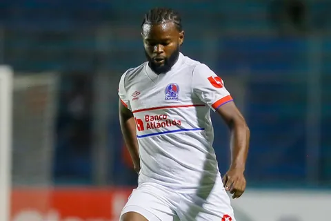 Giro inesperado con Elison Rivas en Honduras: lo que ocurre con el futuro del lateral en Olimpia