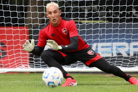 keylor-navas-en-entrenamiento-de-newells