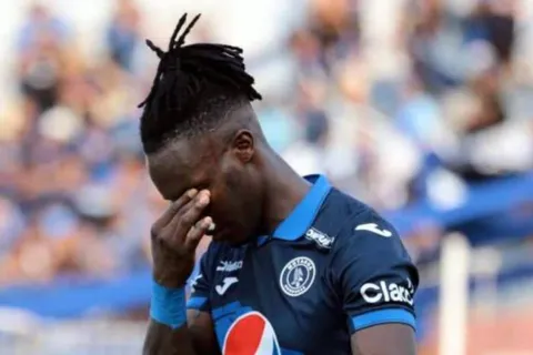 Rubilio Castillo con la camisa de Motagua.