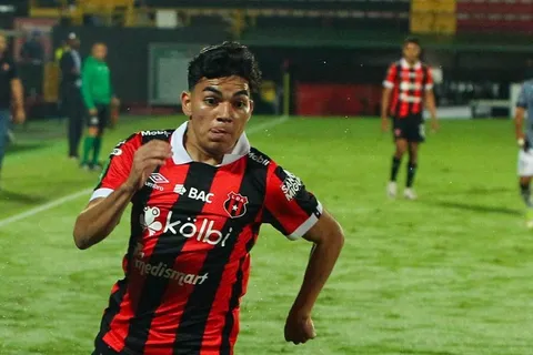 Leo Menjívar: "Me han sorprendido las canchas de Costa Rica, nada que ver con las de El Salvador"
