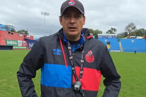 Las decisiones que  ponen a Mario Acevedo en el ojo del huracán luego de la sorpresiva derrota de Municipal