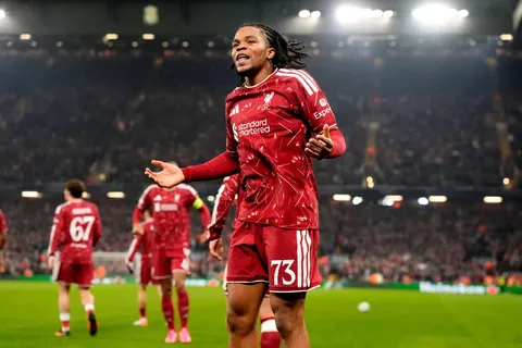 Rio Ngumoha supera el récord de Michael Owen como el jugador más joven del Liverpool en dar una asistencia en competiciones europeas