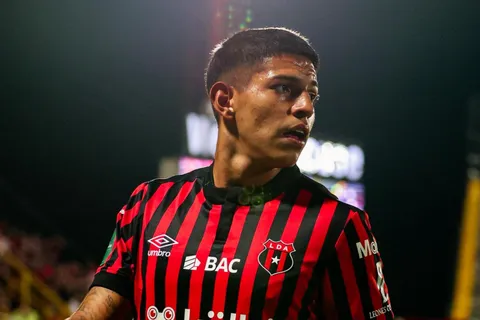 Es oficial: Alajuelense se pronuncia sobre el reemplazante de Alejandro Bran y otro refuerzo clave para Ismael Rescalvo