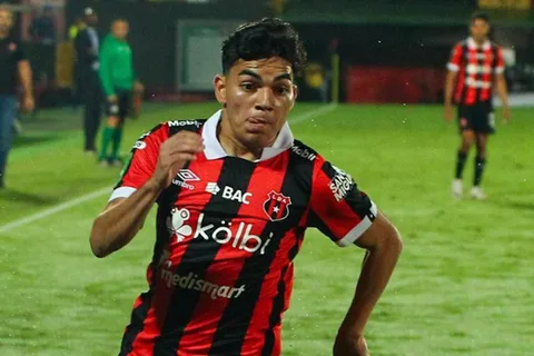 Leonardo Menjívar saldrá de Alajuelense para volver a El Salvador