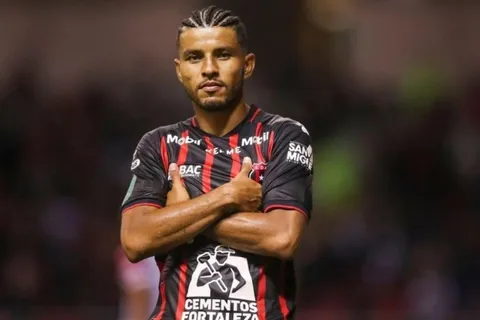 ¿Quiénes buscan desestabilizar a Alajuelense según Venegas?