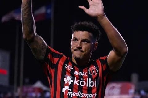 Julio Cascante podría no llegar a Alajuelense por esto.