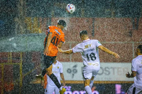 Puntarenas y Alajuelense empataron bajo un diluvio.